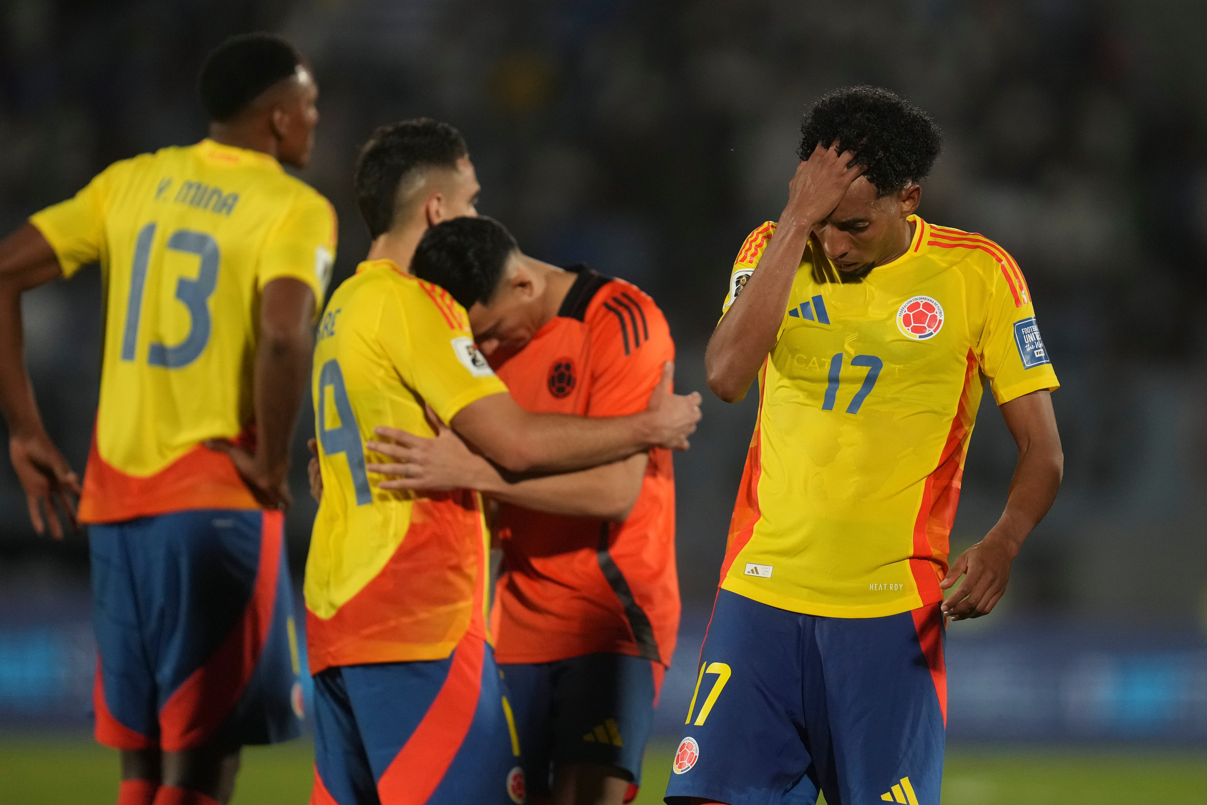 Los jugadores de Colombia reaccionan tras perder un partido de clasificación para el Mundial de 2026 contra Uruguay en Montevideo, Uruguay, el viernes 15 de noviembre de 2024. (Foto AP/Matilde Campodonico)