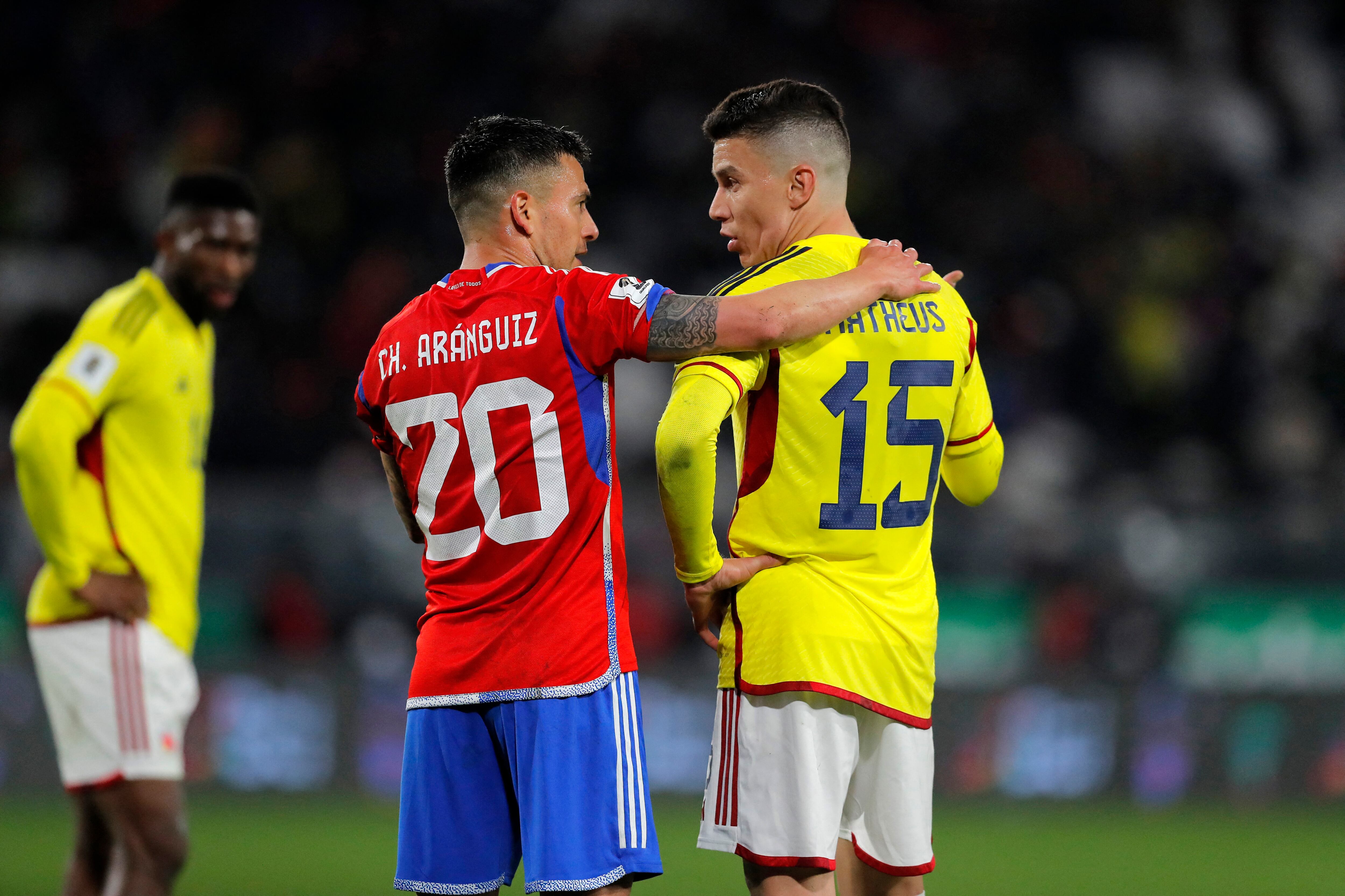 Charles Aranguiz y Matheus Uribe.