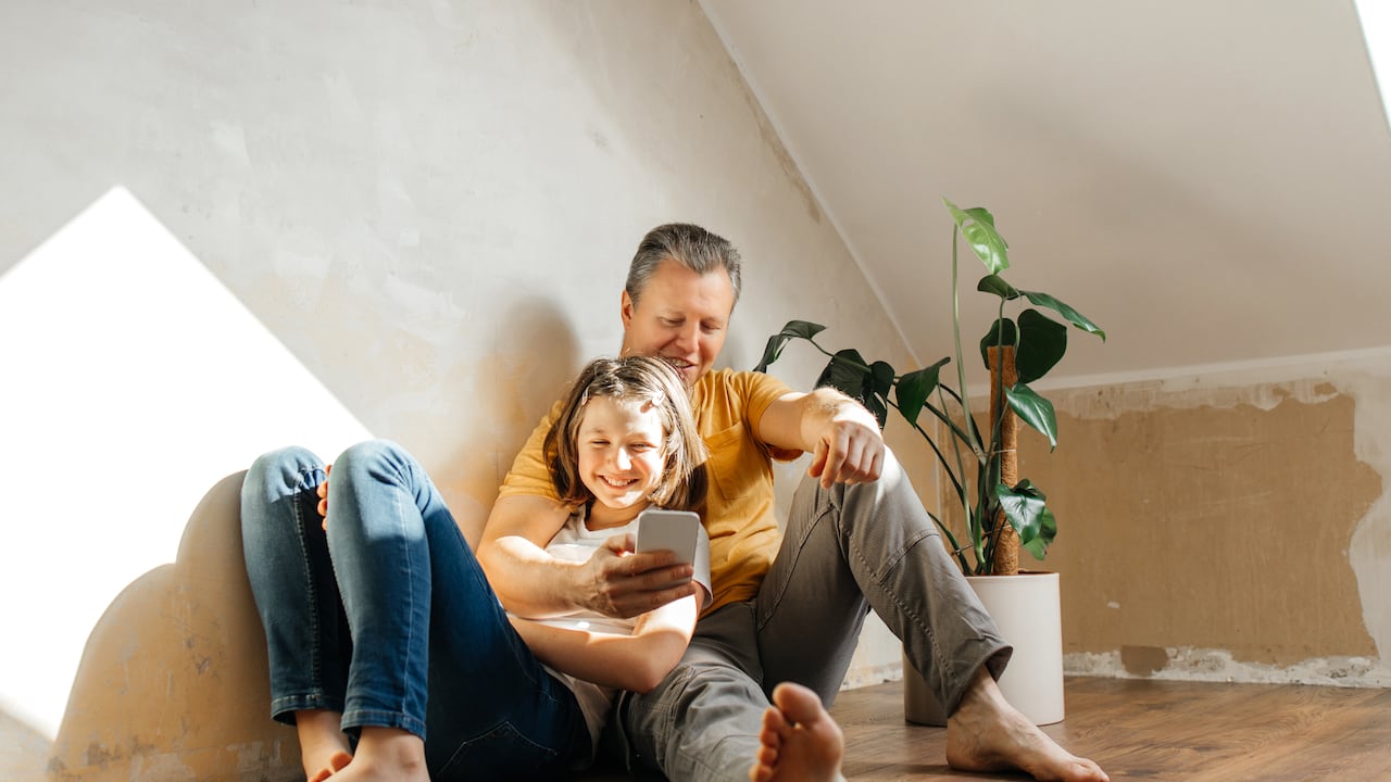 En Indiana, si los padres no están casados y no existe reconocimiento legal de paternidad, el bebé es registrado inicialmente solo con el apellido de la madre.