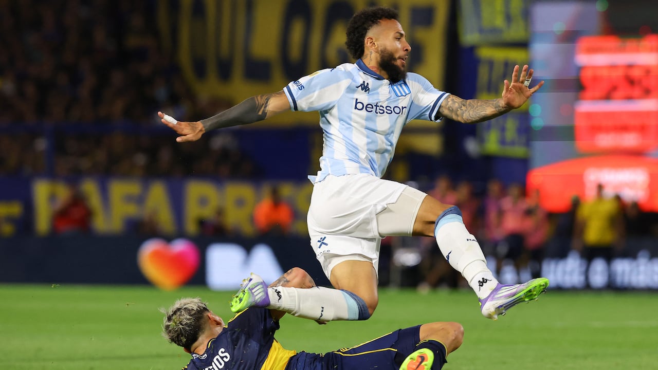 El mediocampista chileno de Boca Juniors #08 Carlos Palacios y el delantero colombiano de Racing #07 Duvan Vergara disputan el balón durante el partido de semifinales del Torneo Clausura 2025 de la Liga Profesional de Fútbol Argentino entre Boca Juniors y Racing en el Estadio La Bombonera en Buenos Aires el 7 de diciembre de 2025. (Foto de ALEJANDRO PAGNI / AFP)