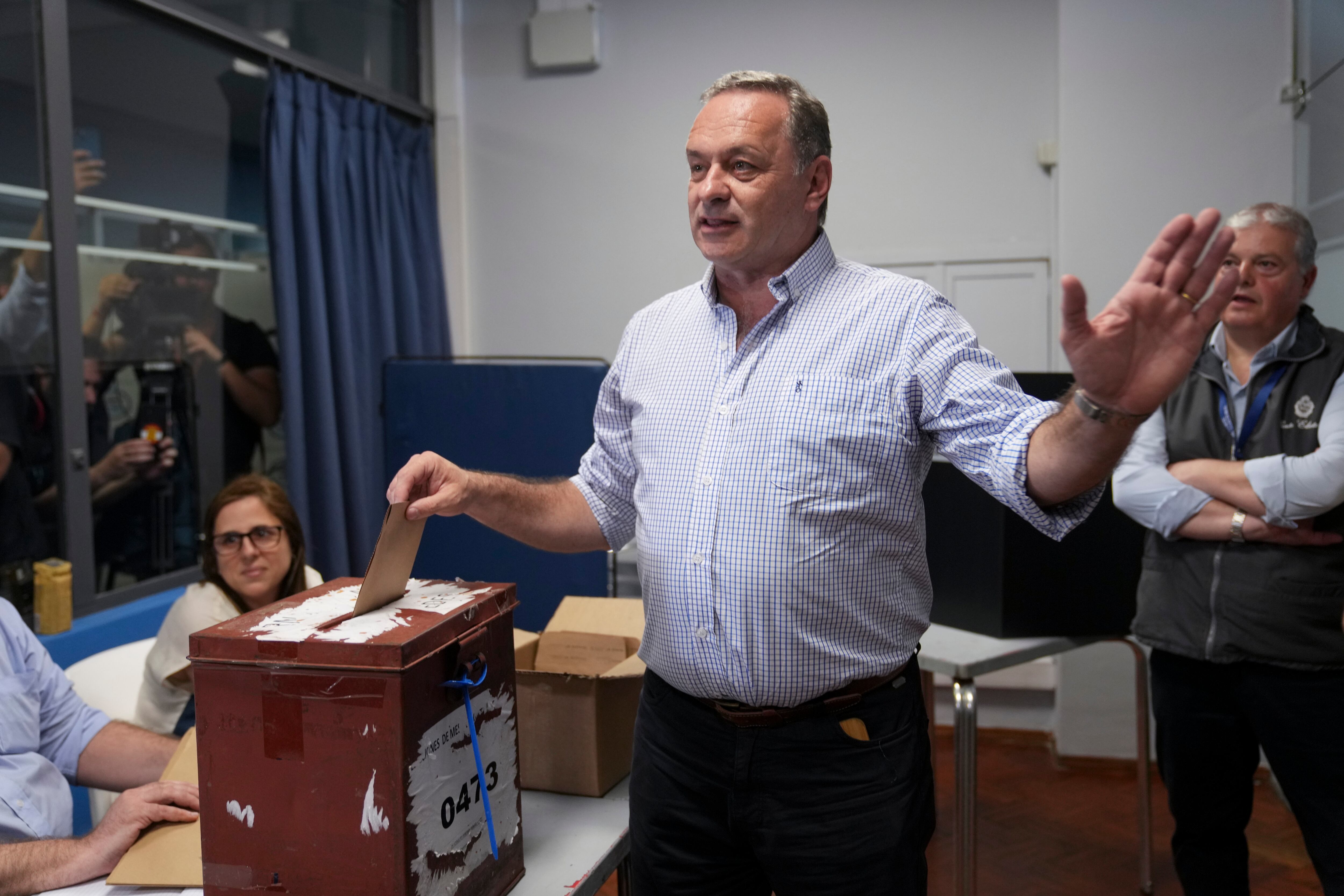 "A partir de mañana quiero ser el presidente de todos los uruguayos”, recalcó Delgado después de depositar su voto en el Club Banco República del barrio de Pocitos, donde fue recibido, al lado de su esposa, por decenas de militantes que lo animaban entre muestras de apoyo y pedidos de fotos.