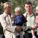 Kate y Gerry McCann, padres de Madeleine, caminan desde su casa en Rothley, Leicestershire, con sus otros dos hijos: Sean y Amelie