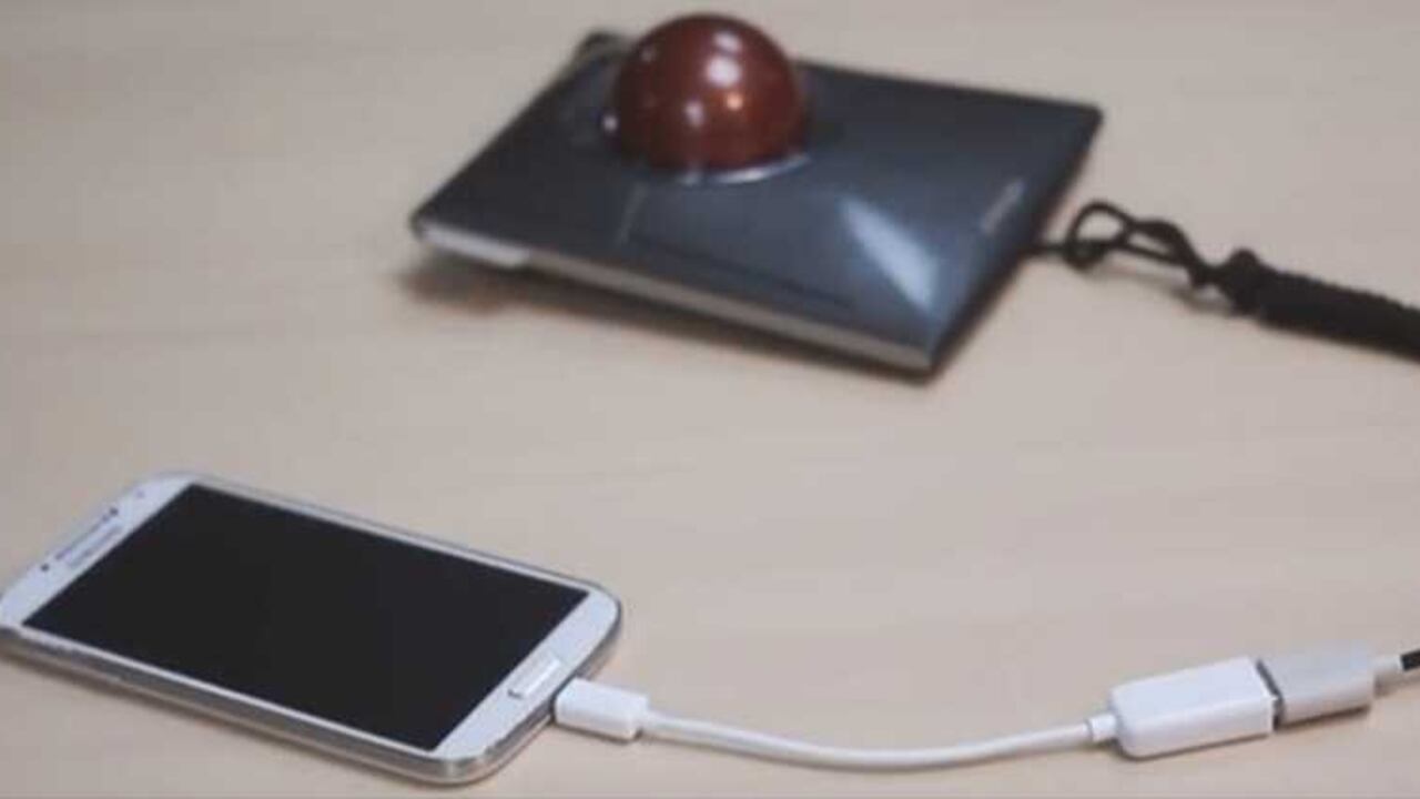 La aplicación Dowell funciona con un cable OTG (On-The-Go) conectado a un PC.