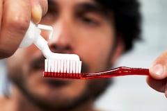 ¿Se ha preguntado alguna vez si su cepillo dental sigue siendo efectivo? Descubra cómo determinar cuándo es hora de desechar su cepillo antiguo y elegir uno nuevo para mantener su sonrisa radiante.