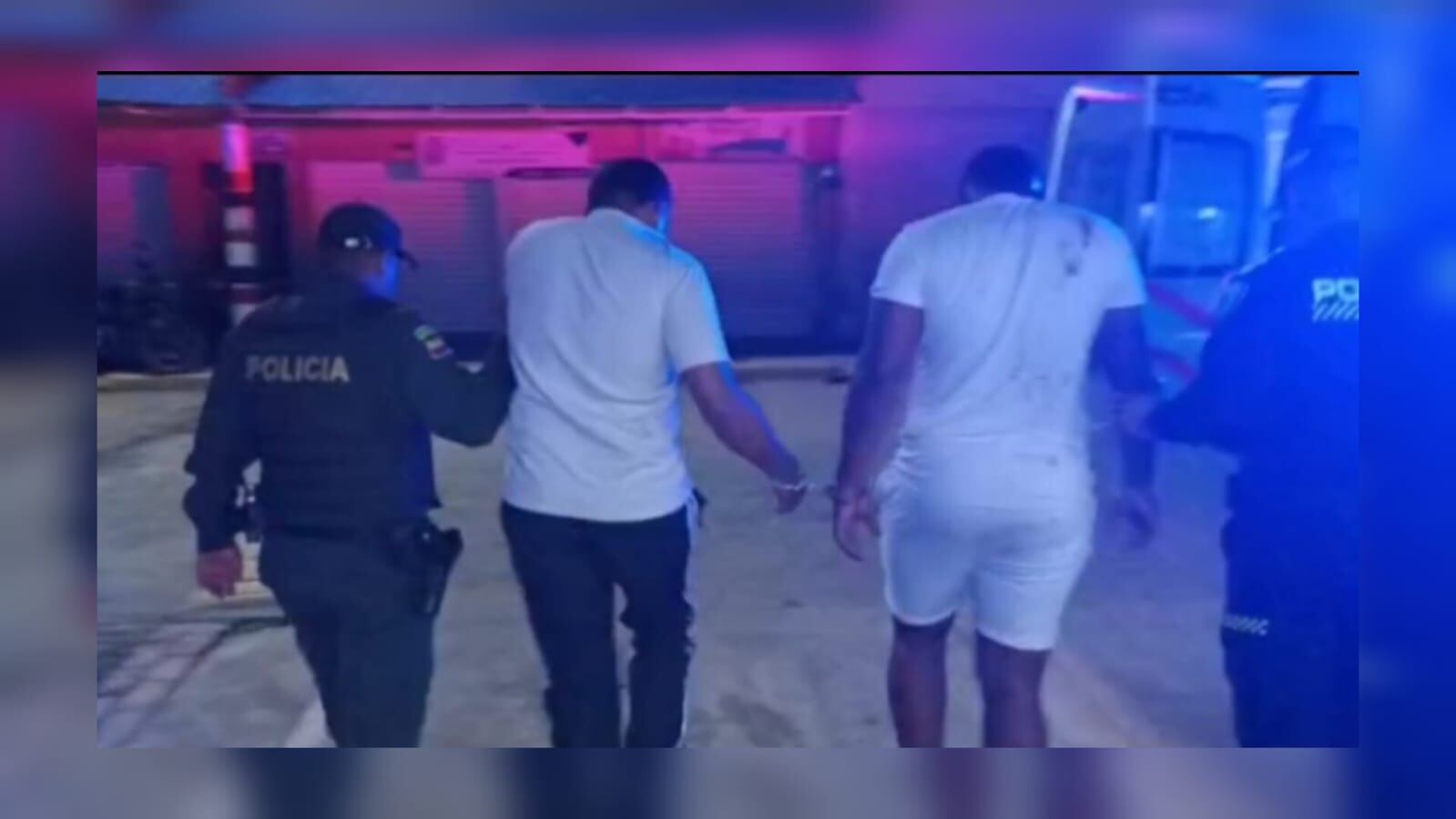 Uno de los agentes que fue golpeado reacciona y también agrede a uno de los motorizados