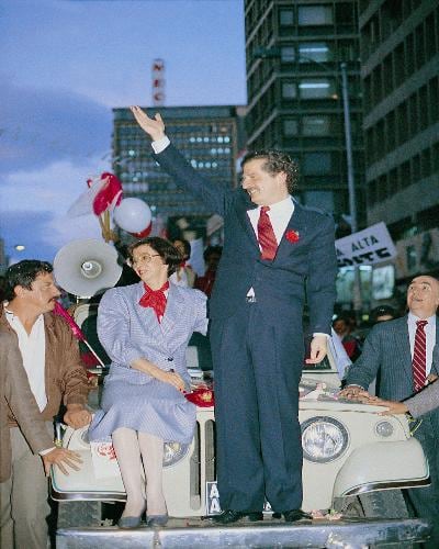 A finales de los 80, Luis Carlos Galán empezó con todo su campaña política. Siempre estuvo influenciado por la forma de ser de Jorge Eliécer Gaitán a quien admiró por su transparencia y su forma de convocar a la gente. 