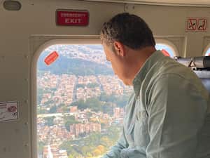 El gobernador de Antioquia, Aníbal Gaviria, desplazándose a Yarumal en helicóptero.