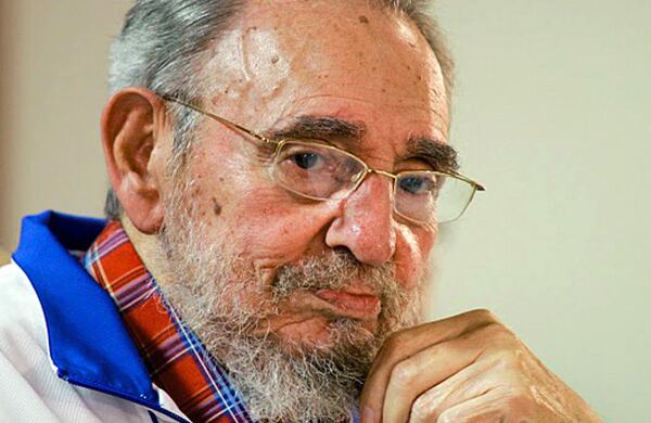 Fidel Castro (1976 - 2008). En el 2006, el exdictador cubano debió ser operado tras sufrir una hemorragia intestinal de origen poco claro. El diario español 'El Periódico' reportó que el cirujano español José Luis García había tomado un vuelo a Cuba asistido por el gobierno de la isla. Sin embargo, en una rueda de prensa en Madrid, el médico negó que Castro tuviera cáncer. En el 2008, Fidel Castro relegó su cargo a su hermano Raúl.
