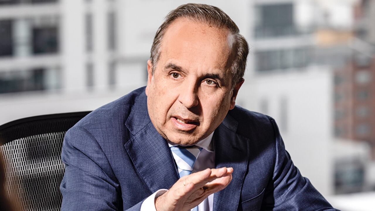 El ministro de Transporte, Guillermo Reyes, logró este miércoles un acuerdo con los taxistas