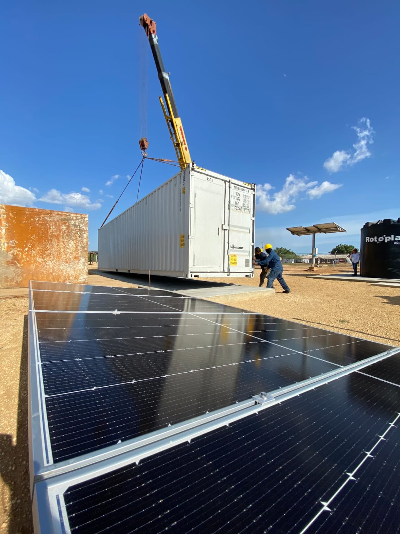 Esta planta abastecerá alrededor de 100 mil litros diarios de agua apta para el
consumo humano.