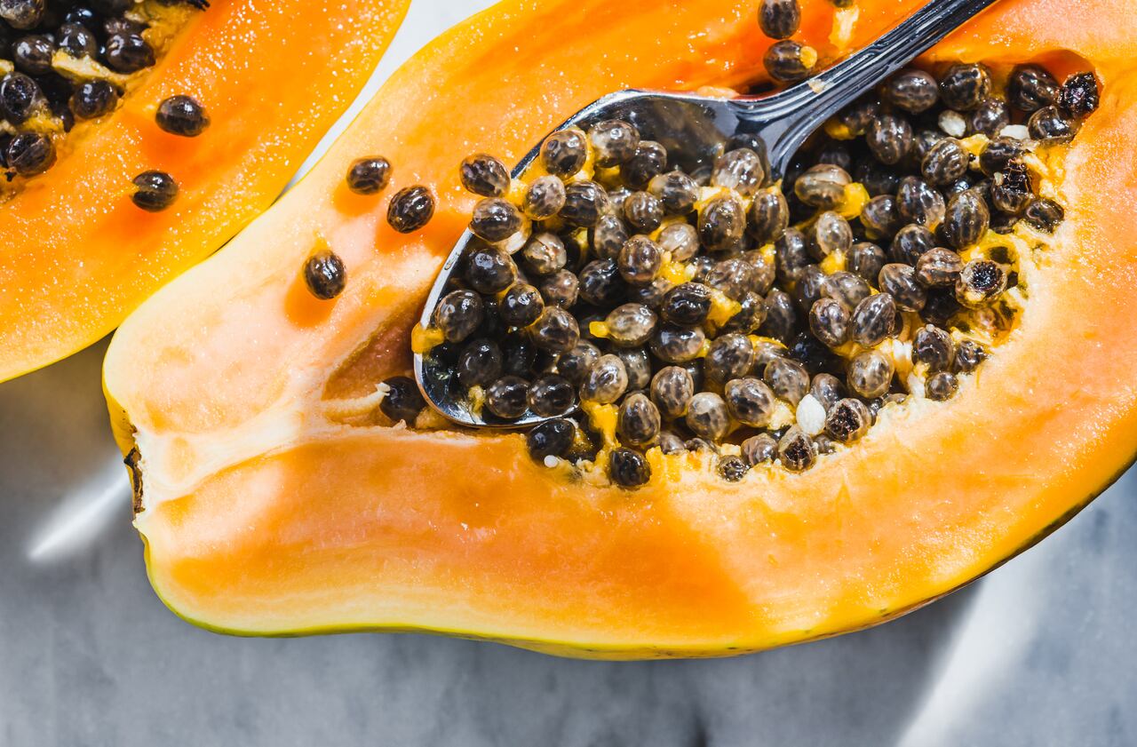 ¿Qué pasa si se come semillas de papaya enteras?