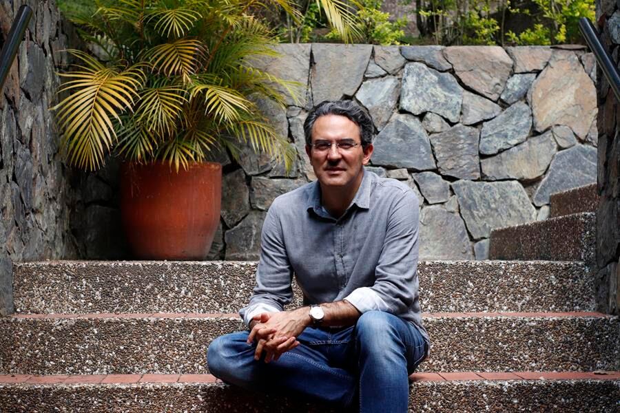 El escritor Juan Gabriel Vásquez participará en el Hay Festival de Querétaro 2020. Imagen cortesía del evento.