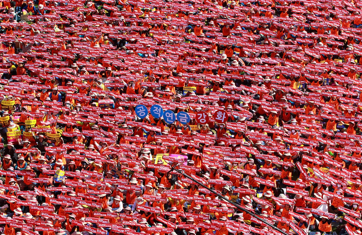 Los miembros de la Confederación de Sindicatos de Corea protestan con carteles que dicen "Vamos a terminar con Park Geun-hye (una política surcoreana del partido conservador Saenuri) y vamos a la huelga general"; en Seúl, Corea del Sur. (AP)