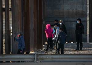 Migrantes intentando cruzar la frontera de México con Estados Unidos. Foto: Colprensa