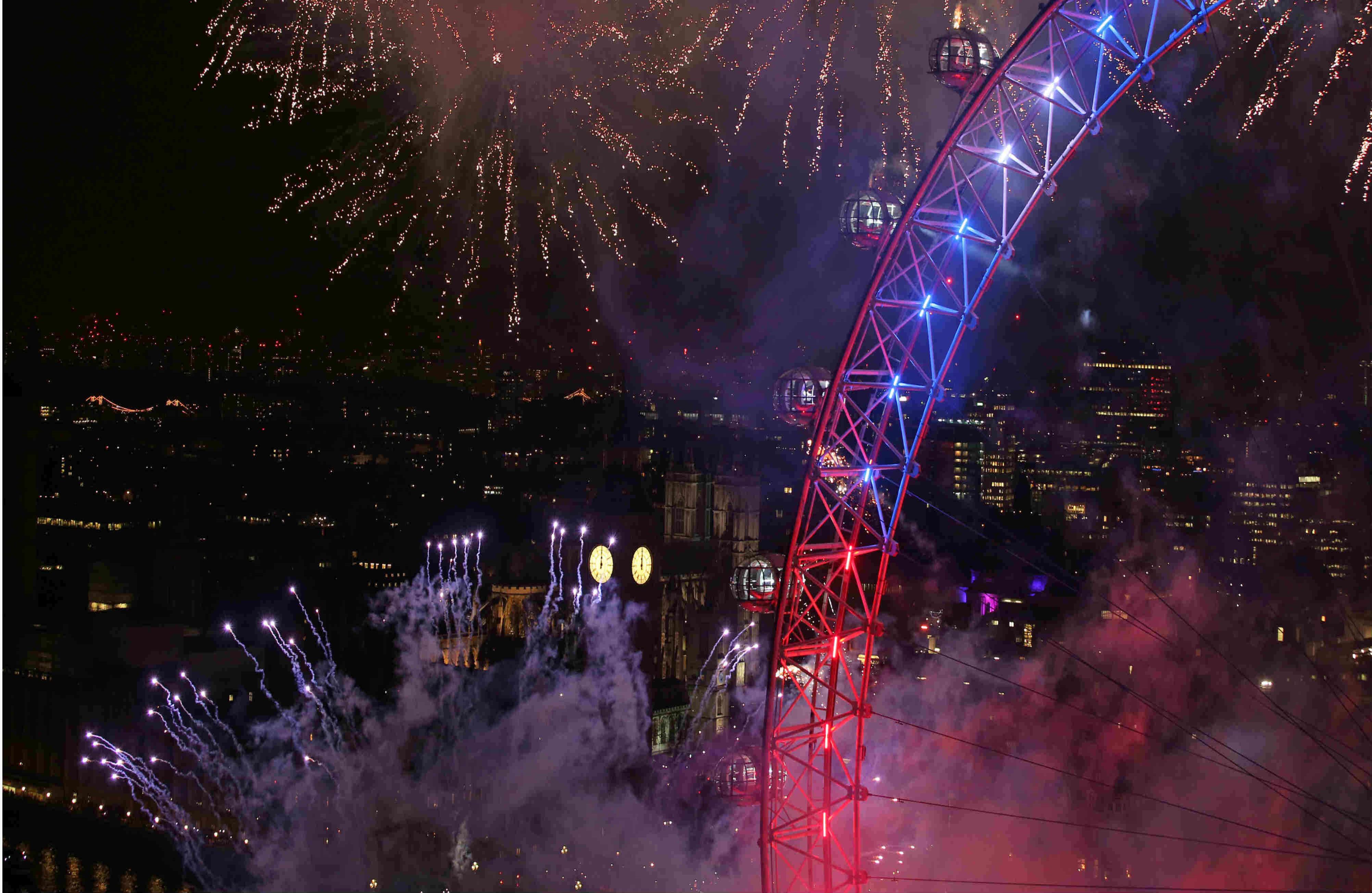 El London Eye se iluminó para recibir el año 2017.