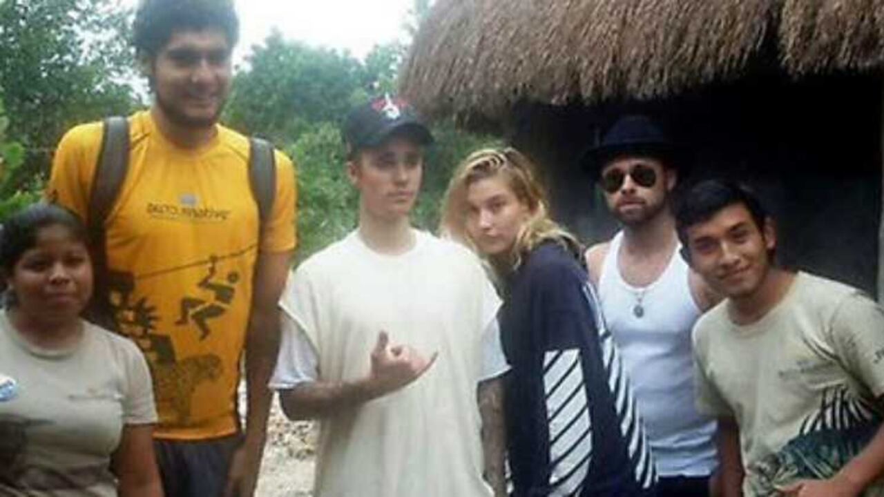 El cantante estaba con 8 acompañantes, entre ellos la modelo Hailey Baldwin.