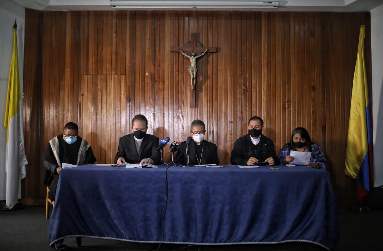 De izquierda a derecha: Germán Valencia, representante de la Onic; Hugo Alberto Torres Marín, obispo de Apartadó; Luis José Rueda Aparicio, arzobispo de Bogotá; Juan Carlos Barreto, obispo de Quibdó, y Amelicia Santa Cruz, de la OIA. - Foto: Revista Semana/Esteban Vega La-Rotta
