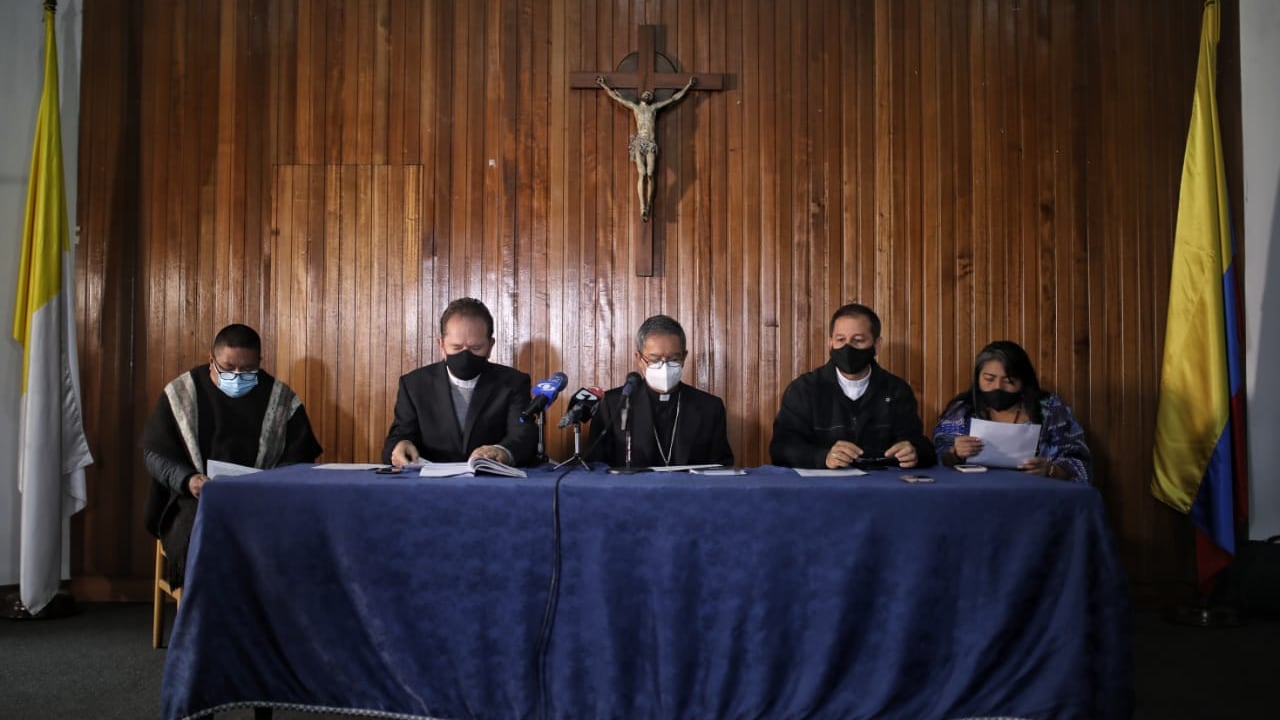 De izquierda a derecha: Germán Valencia, representante de la Onic; Hugo Alberto Torres Marín, obispo de Apartadó; Luis José Rueda Aparicio, arzobispo de Bogotá; Juan Carlos Barreto, obispo de Quibdó, y Amelicia Santa Cruz, de la OIA. - Foto: Revista Semana/Esteban Vega La-Rotta