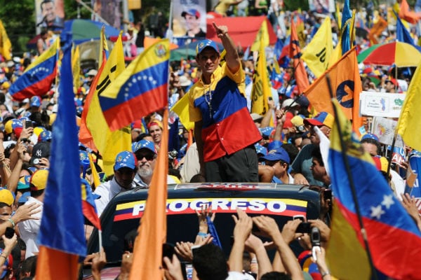 Miles de seguidores de Capriles en una caravana en Caracas.