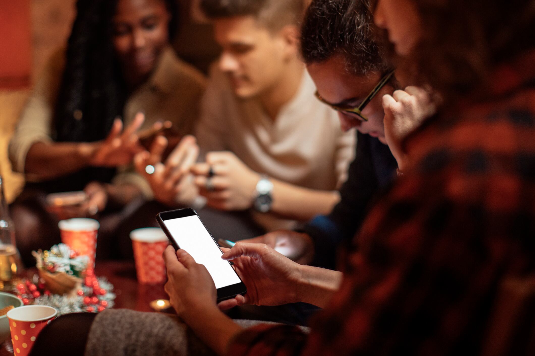 Además de su rapidez, el código QR de WhatsApp tiene beneficios como la comodidad en entornos ruidosos y la privacidad al añadir contactos.