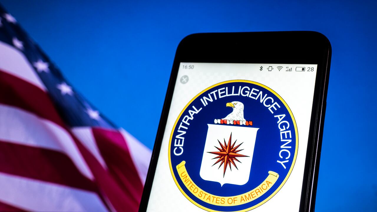 En esta ilustración fotográfica, se ve el sello de la CIA en un teléfono inteligente.