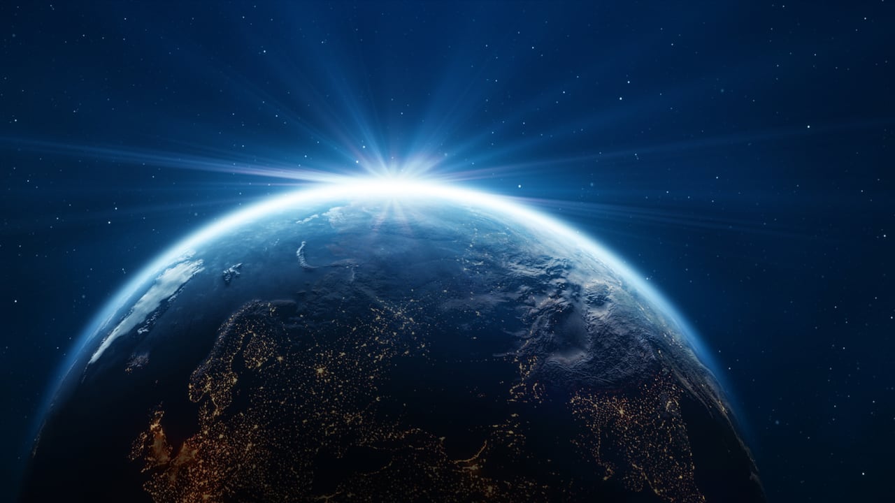 La superficie de la Tierra está fragmentada en grandes placas tectónicas que se desplazan lentamente sobre el manto.