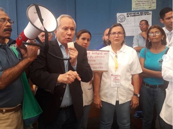 Hablando a través del perifoneo, Douglas León Natera, presidente de la Federación Médica Venezolana.