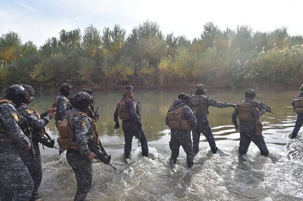 Las fuerzas iraquíes lanzan la operación militar "The Iron Hammer" contra la organización terrorista Daesh, que lleva a cabo frecuentes ataques en la amplia zona entre las gobernaciones iraquíes de Kirkuk, Saladino y Diyala el 19 de abril de 2022 en Kirkuk, Irak. (Foto de Ali Makram Ghareeb/Agencia Anadolu a través de Getty Images)