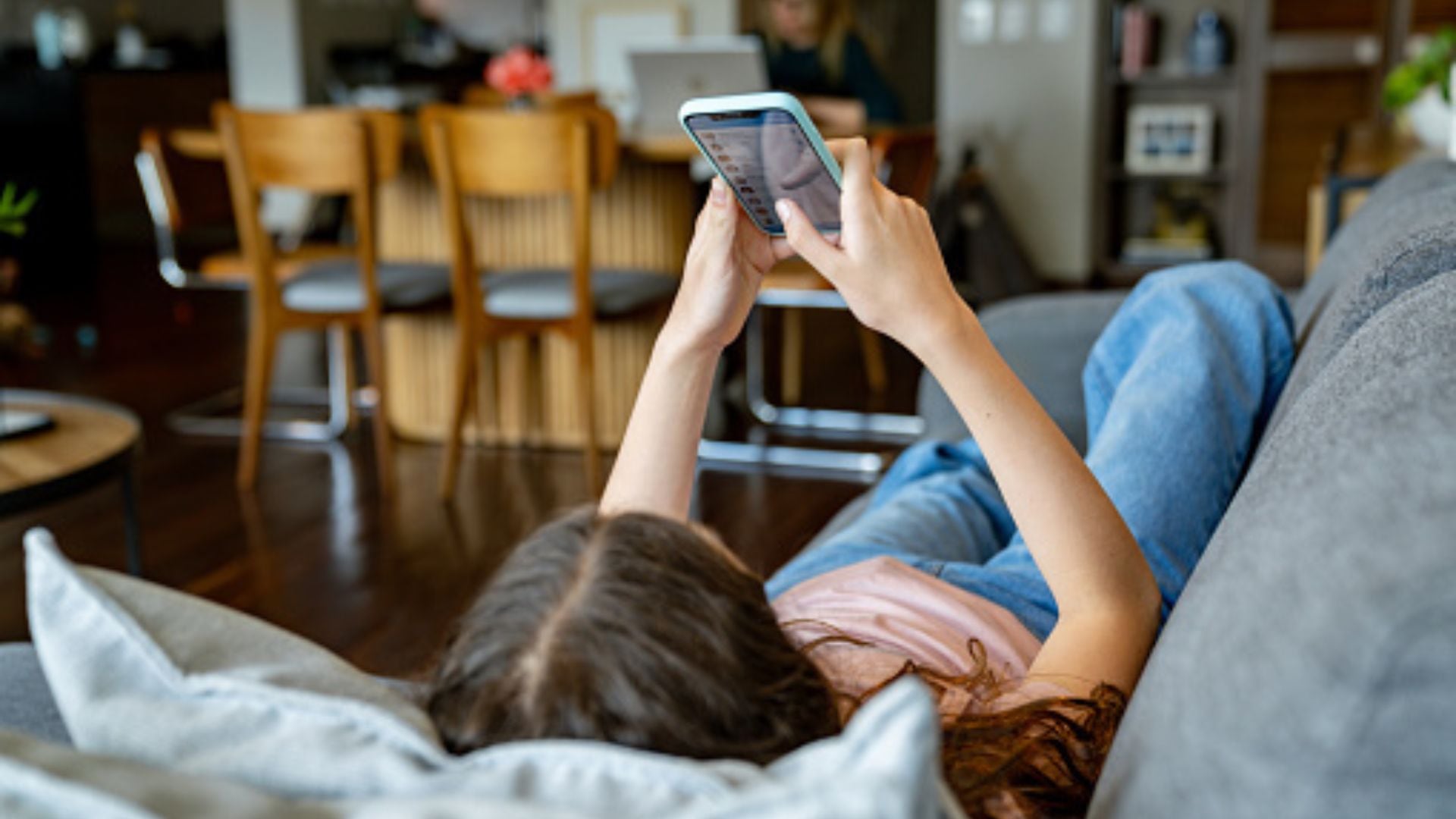 Nueva norma busca prevenir el ciberacoso y otros riesgos que enfrentan los menores en internet.
