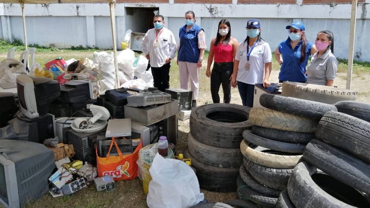 Algunos residuos posconsumo son pilas, llantas, medicamentos vencidos, electrodomésticos en desuso, envases de insecticidas, baterías y bombillos.
