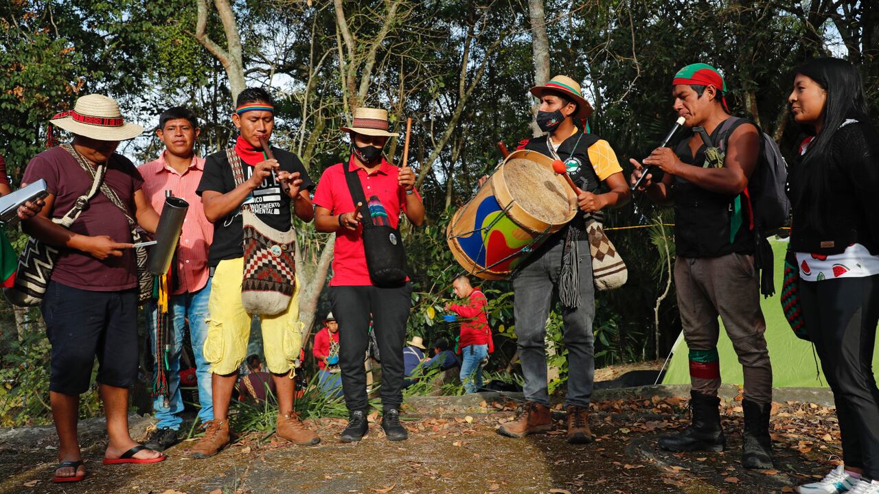 Indígenas e instrumentos