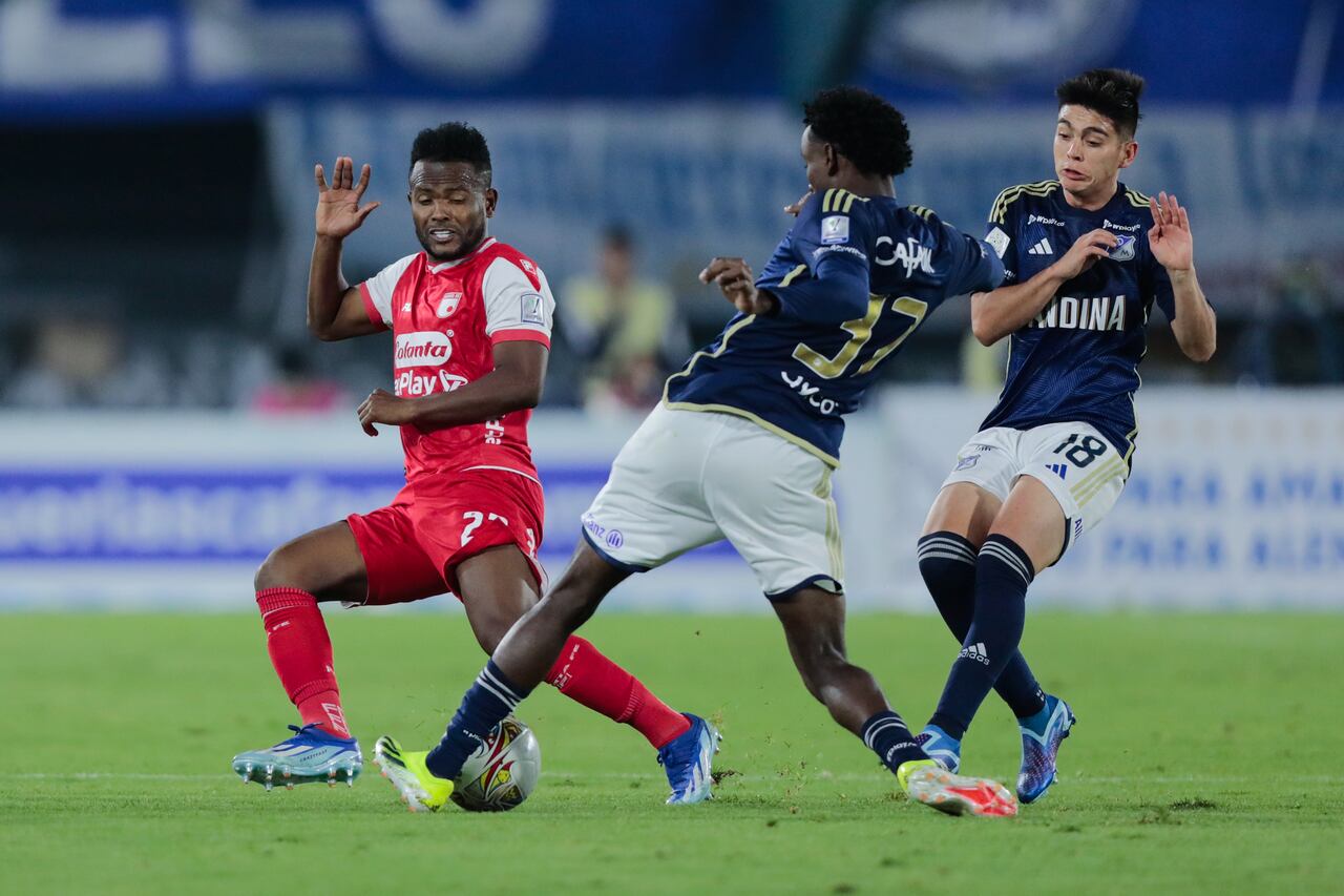 BOGOTA, COLOMBIA - MARCH 27: Elvis Perlaza of Independiente Santa Fe competes for the ball with Jhoan Hernández of Millonarios F.C during a match between Millonarios and Santa Fe as part of round #15 of Colombian Primera A tournament at Estadio El Campin on March 27, 2024 in Bogota, Colombia. (Photo by Andres Rot/Getty Images)