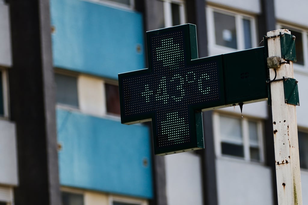 El cartel de una farmacia marca 43 grados Celsius (109,4 grados Fahrenheit), el 22 de junio de 2026, en Rennes, en el oeste de Francia. (AP Foto/Jeremias Gonzalez)