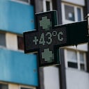 El cartel de una farmacia marca 43 grados Celsius (109,4 grados Fahrenheit), el 22 de junio de 2026, en Rennes, en el oeste de Francia. (AP Foto/Jeremias Gonzalez)
