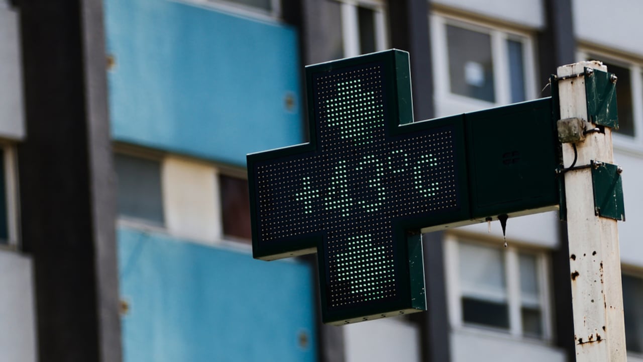 El cartel de una farmacia marca 43 grados Celsius (109,4 grados Fahrenheit), el 22 de junio de 2026, en Rennes, en el oeste de Francia. (AP Foto/Jeremias Gonzalez)