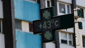 El cartel de una farmacia marca 43 grados Celsius (109,4 grados Fahrenheit), el 22 de junio de 2026, en Rennes, en el oeste de Francia. (AP Foto/Jeremias Gonzalez)