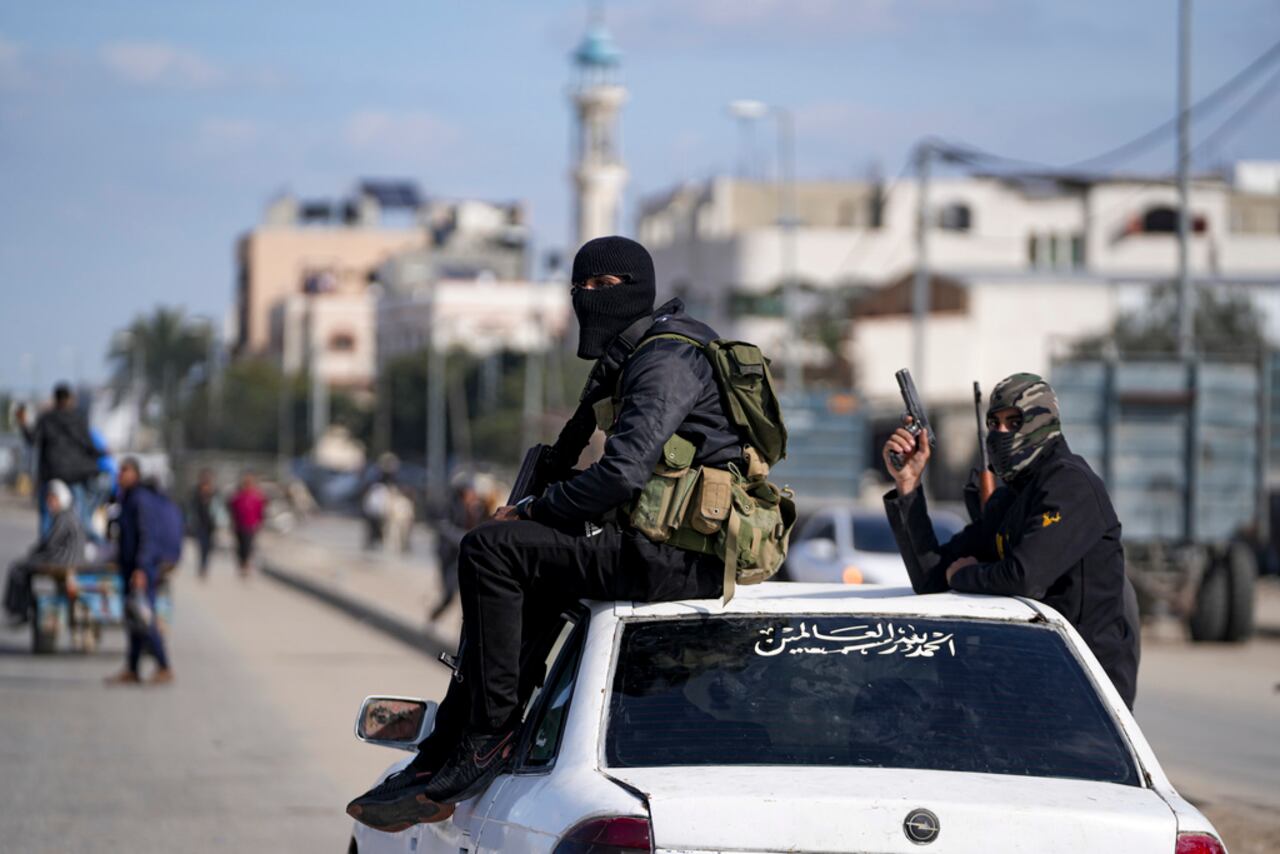Miembros de las Brigadas Izzedine al-Qassam, el brazo armado del grupo palestino Hamás, participan en un desfile mientras celebran un acuerdo de alto el fuego entre Hamás e Israel en Deir al-Balah, Franja de Gaza, el domingo 19 de enero de 2025. (Foto AP/Abdel Kareem Hana)