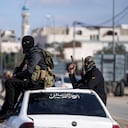 Miembros de las Brigadas Izzedine al-Qassam, el brazo armado del grupo palestino Hamás, participan en un desfile mientras celebran un acuerdo de alto el fuego entre Hamás e Israel en Deir al-Balah, Franja de Gaza, el domingo 19 de enero de 2025. (Foto AP/Abdel Kareem Hana)
