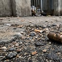 El menor fue impactado en el tórax mientras se encontraba fuera de su vivienda durante el intercambio de disparos.