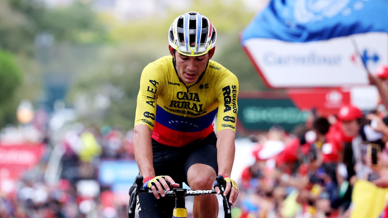 Orluis Aular de Venezuela y el Equipo Caja Rural - Seguros RGA cruzan la línea de meta durante la 78.ª Vuelta a España 2023, Etapa 2, una etapa de 181,8 km desde Mataró a Barcelona / #UCIWT / el 27 de agosto de 2023 en Barcelona, España. (Foto de Alexander Hassenstein/Getty Images)