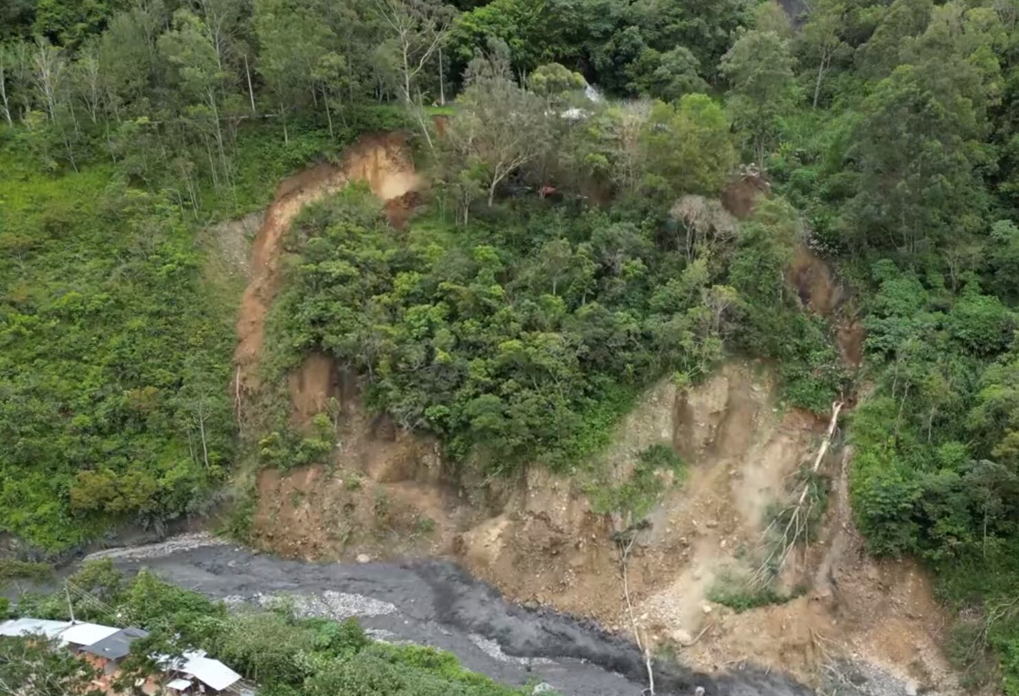 El hecho por poco se lleva algunas viviendas que se encontraban en el sitio.