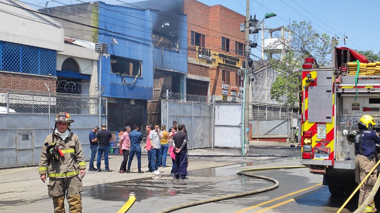 Voraz incendio en un fábrica de plástico se registró en el norte de Cali; bomberos atendieron la emergencia.