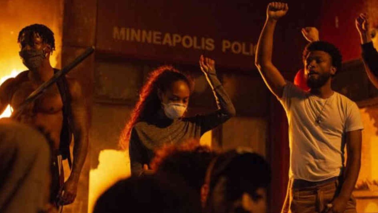 Las protestas continuaron por tercera noche consecutiva y algunos manifestantes prendieron fuego a una comisaria de policía.