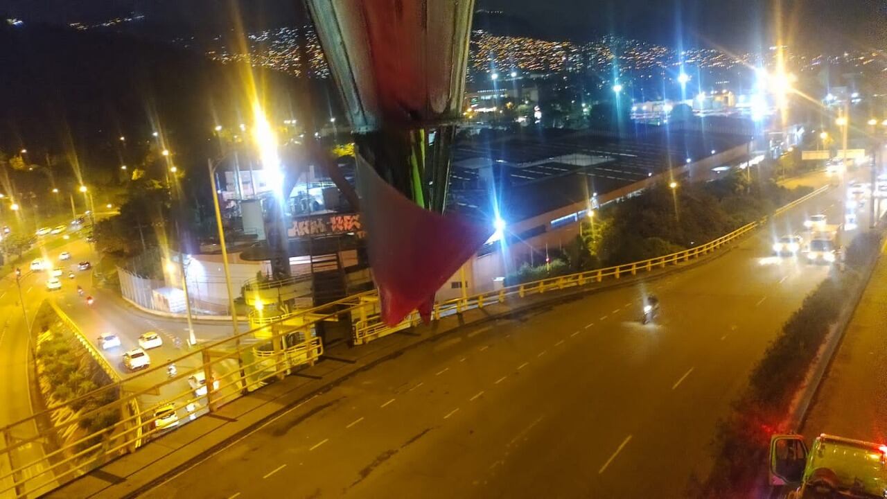 Deprendimiento de una lámina que cubre la plomada en el puente Punto Cero.