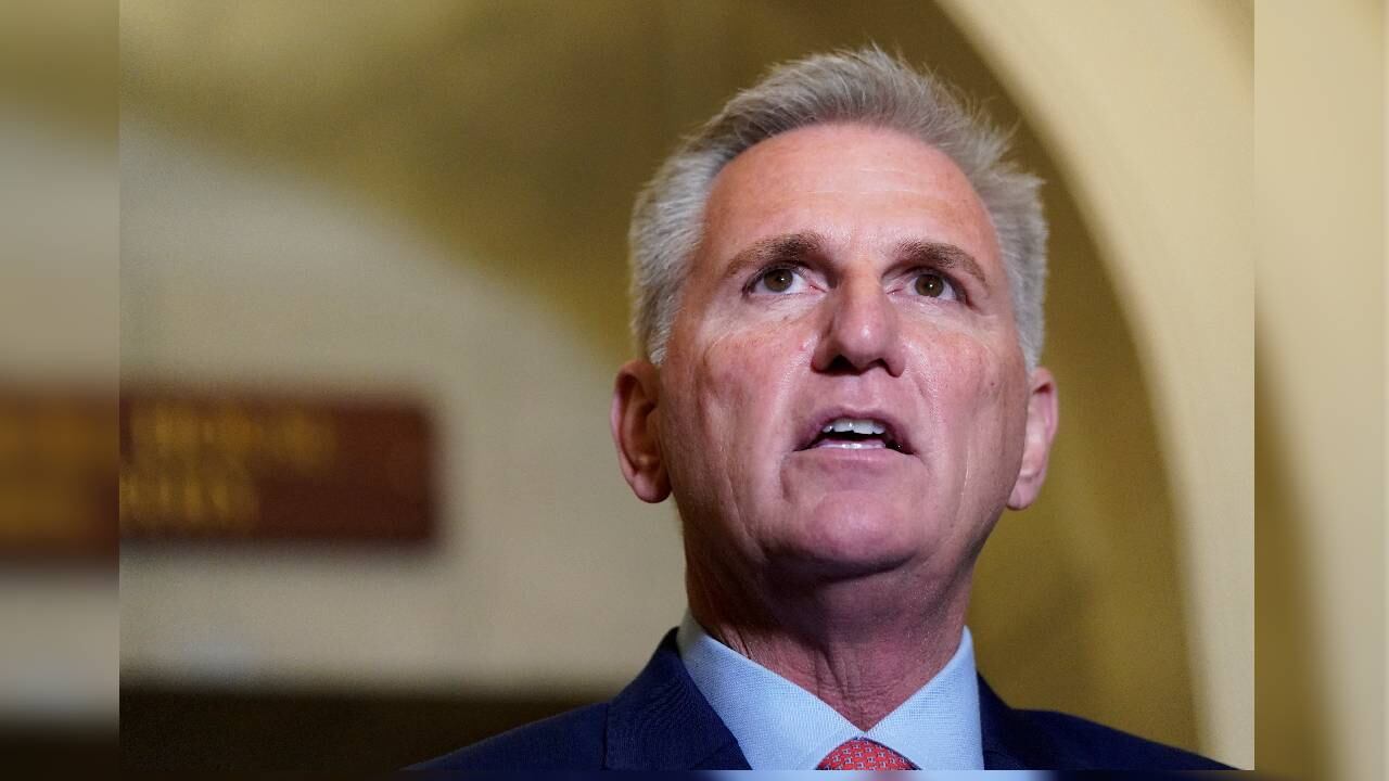 El presidente de la Cámara de Representantes de los Estados Unidos, Kevin McCarthy, pronuncia una declaración sobre las acusaciones que rodean al presidente, Joe Biden, y a su hijo Hunter.