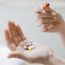 Los antidepresivos pueden generar el aumento del apetito en las personas cuando están en un tratamiento con estos medicamentos. Foto: GettyImages.