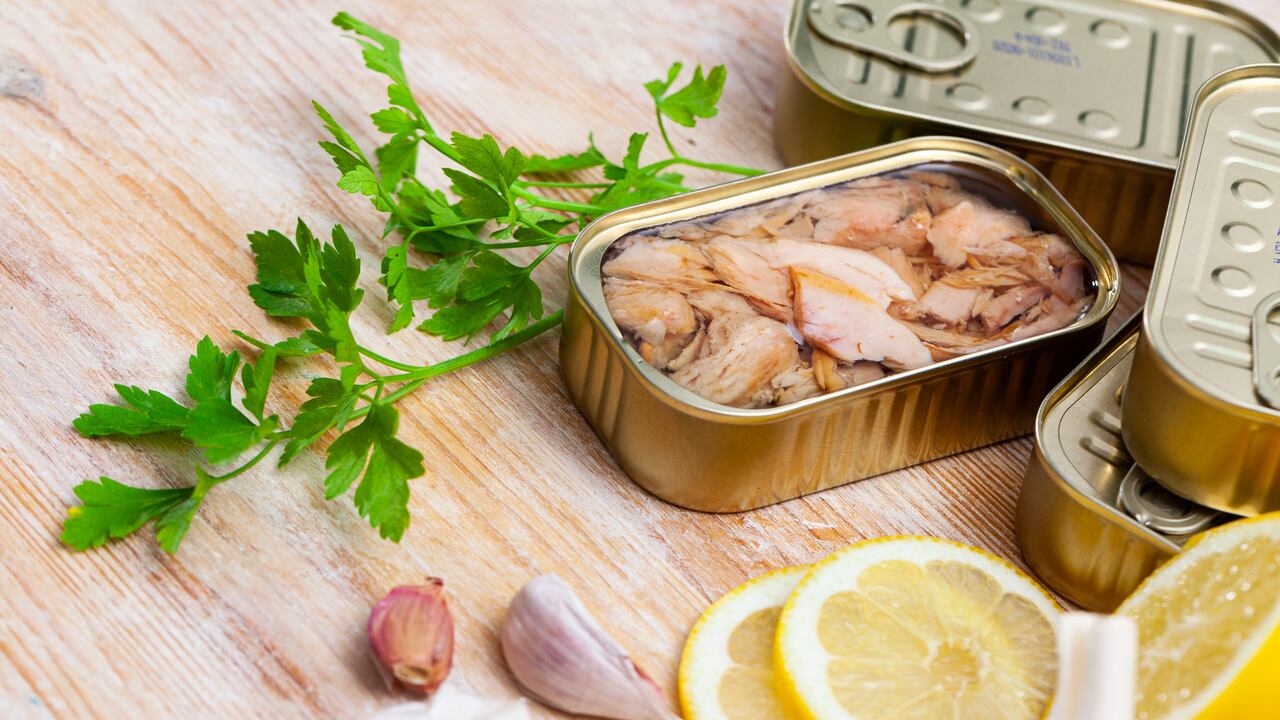 El atún es considerado, al igual que el salmón y la caballa, un pescado azul, rico en proteínas de alto valor biológico y en ácidos grasos omega-3, lo cual es beneficioso para disminuir el colesterol y los triglicéridos.