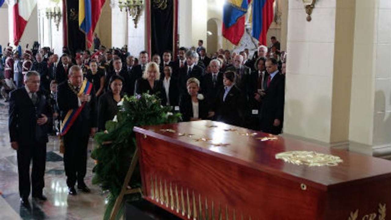 El presidente venezolano, Hugo Chávez (c), en el panteón nacional rindiendo honores al ataúd de Simón Bolívar durante el acto central de la fecha patria conmemorativa al 181 año de la muerte del héroe nacional, padre de la patria y figura principal de la independencia de cinco naciones latinoamericanas.