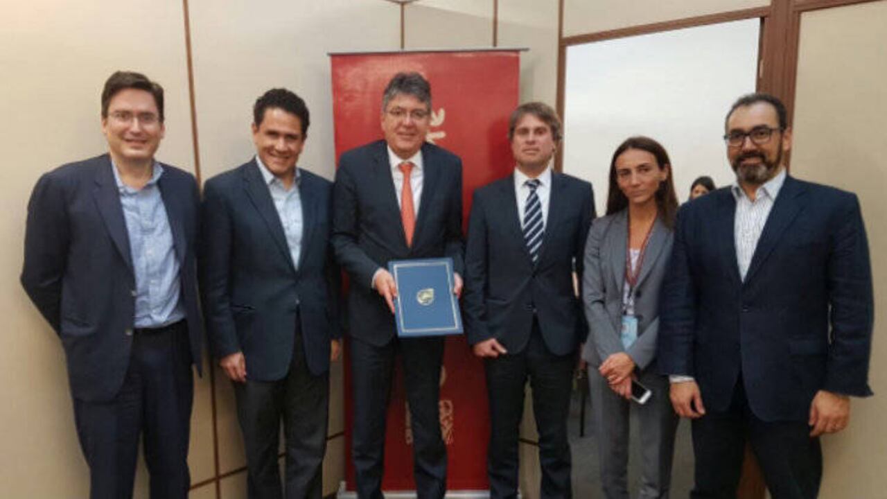 Ministro de Hacienda e inversionistas del BID firman acuerdo de acciones en Bancóldex