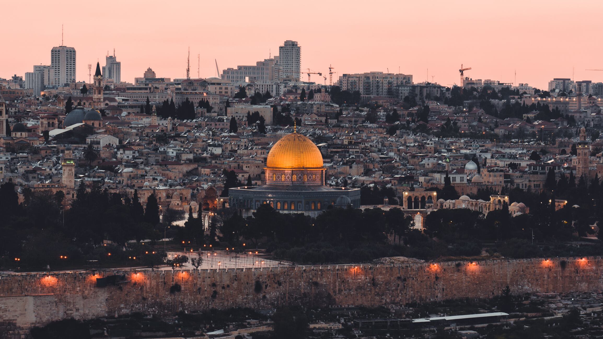 Ciudad Vieja de Jerusalén Paisaje urbano del Monte del Templo y el Barrio Judío al atardecer. Vista de Tierra Santa hacia la icónica Mezquita iluminada de Al-Aqsa, la Cúpula Dorada de la Roca, el Campanario de la Iglesia del Redentor, la Iglesia del Santo Sepulcro y la Muralla de la Ciudad Vieja. Israel, Oriente Medio